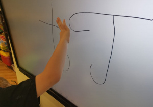 Dzieci zapisują na ekranie mutimedialnym literę T