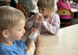 Dzieci piją sok.