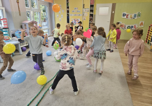 Dzieci bawią się balonami/