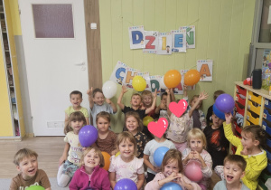Dzieci pozują do grupowego zdjęcia.