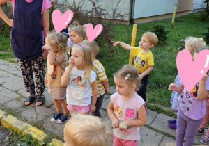 Dzieci z zaciekawieniem przyglądają się wozowi.