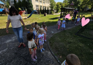 Dzieci idą w parach po dróżce.
