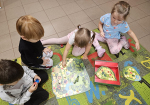 Dzieci grają w grę "Grzybobranie"