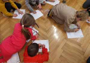 Dzieci kolorują rysunek związany z wysłuchaną bajką