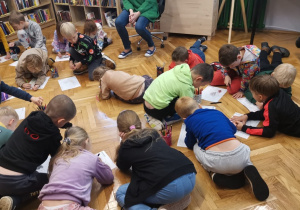 Dzieci kolorują rysunek związany z wysłuchaną bajką