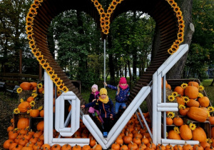 Dzieci na tle dekoracji wykonanej z dyń "LOVE"