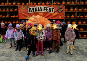 Grupa dzieci z ogromną dynią
