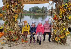 dzieci na huśtawce z jesienną dekoracją