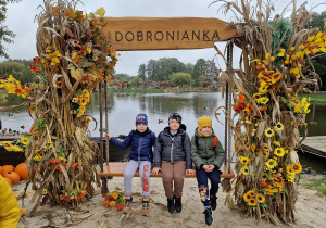 dzieci na huśtawce z jesienną dekoracją