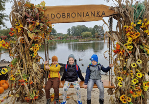 dzieci na huśtawce z jesienną dekoracją