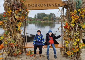 dzieci na huśtawce z jesienną dekoracją
