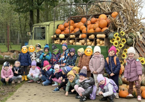 dzieci na tle auta żuk udekorowanego dyniami