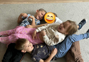 Dzieci ze swoich ciał tworzą literę A