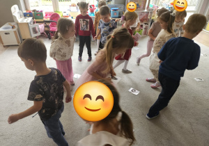 Dzieci biegają po dywanie.