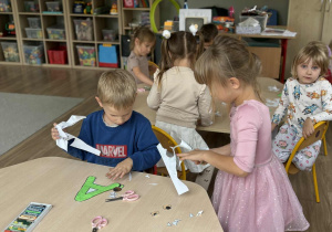 Dzieci wycinają.