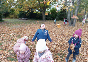 Dzieci bawią się w ogrodzie przedszkolnym
