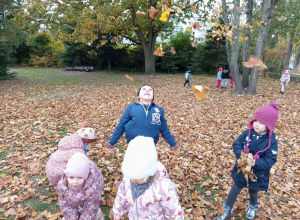 Jesienne zabawy w ogrodzie przedszkolnym