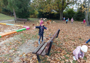 Dzieci bawią się w ogrodzie przedszkolnym