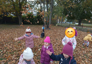 Dzieci bawią się w ogrodzie przedszkolnym