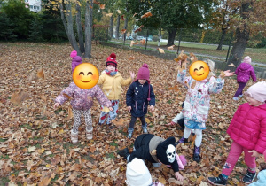 Dzieci bawią się w ogrodzie przedszkolnym