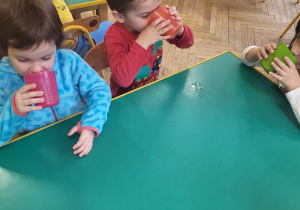 Dzieci piją samodzielnie przygotowany sok jabłkowy