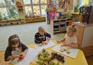 Dzieci kroją owoce na szaszłyki