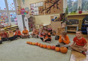 Dzieci ułożyły dynie od największej do najmniejszej