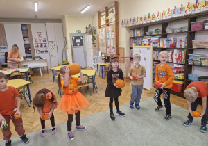 Dzieci podczas gimnastyki z dynią