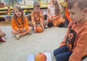 Chłopiec waży swoją dynię