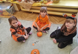 Dziewczynki rozwiązały działanie i ułożyły wynik z pestek dyni