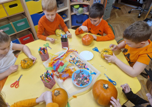 Dzieci dekorują swoją dynię