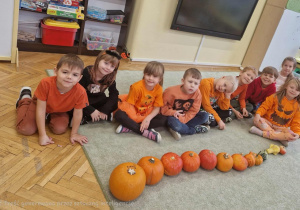 Dzieci ułożyły dynie od największej do najmniejszej