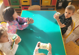 Dzieci przygotowują samodzielnie masło