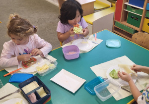 Dzieci przygotowują samodzielnie kanapki