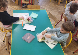 Dzieci przygotowują samodzielnie kanapki
