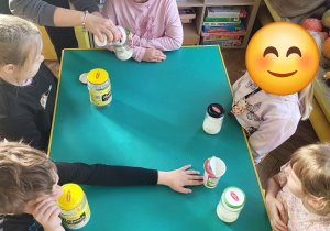 Dzieci przygotowują samodzielnie masło