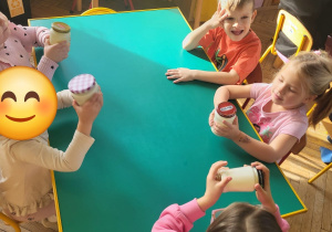 Dzieci przygotowują samodzielnie masło