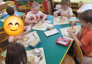 Dzieci przygotowują samodzielnie kanapki