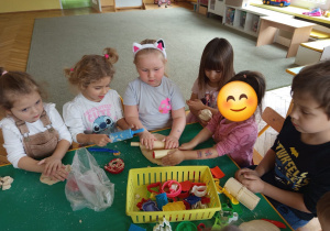 Dzieci bawią się masą solną wykorzystując foremki do wycinania kształtów, wałki itp.