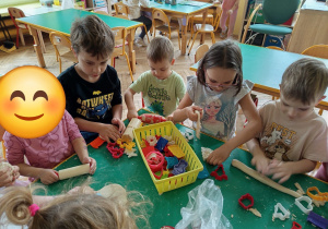 Dzieci bawią się masą solną wykorzystując foremki do wycinania kształtów, wałki itp.