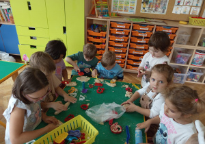 Dzieci bawią się masą solną wykorzystując foremki do wycinania kształtów, wałki itp.