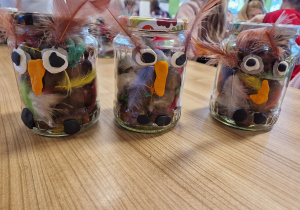 trzy Sowy w słoiku wykonane przez dzieci