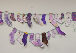 Fioletowe skarpetki wykonane przez dzieci i rodziców z grupy Skarzatów