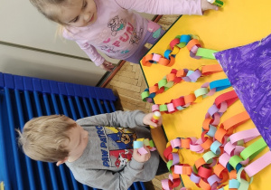 Chłopiec i dziewczynka wyklejają macki ośmiornicy