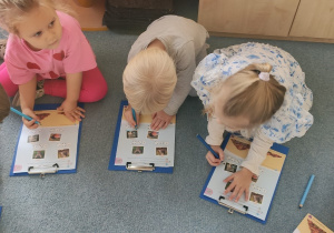 Dzieci wykonują zadanie karta pracy