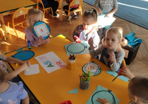 Dzieci wycinają baloniki i przyklejają wybrane przez siebie prawo