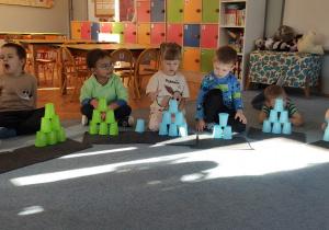 Zabawy z kodowaniem budowanie z kubeczków