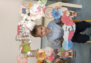 Chłopiec w ramce z symbolami narodowymi