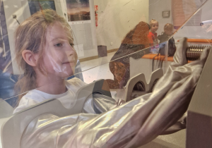 Dziewczynka w rękawicach astronauty