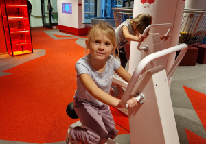 Dziewczynka na rowerku stracjonarnym